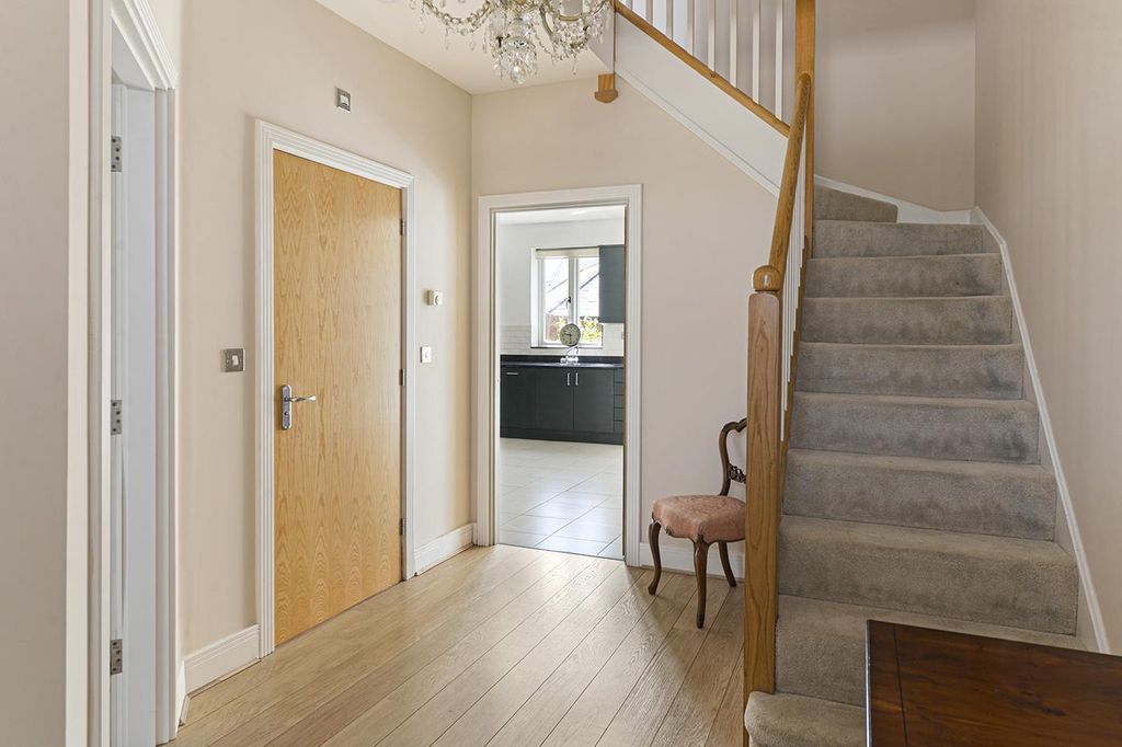Property photo 3 of 21 102Beacon03.Jpg