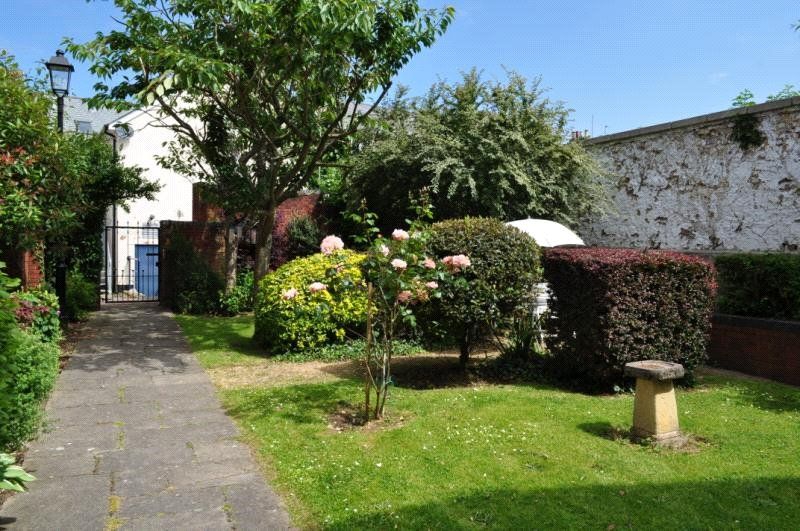 Property photo 2 of 7 Communal Gardens