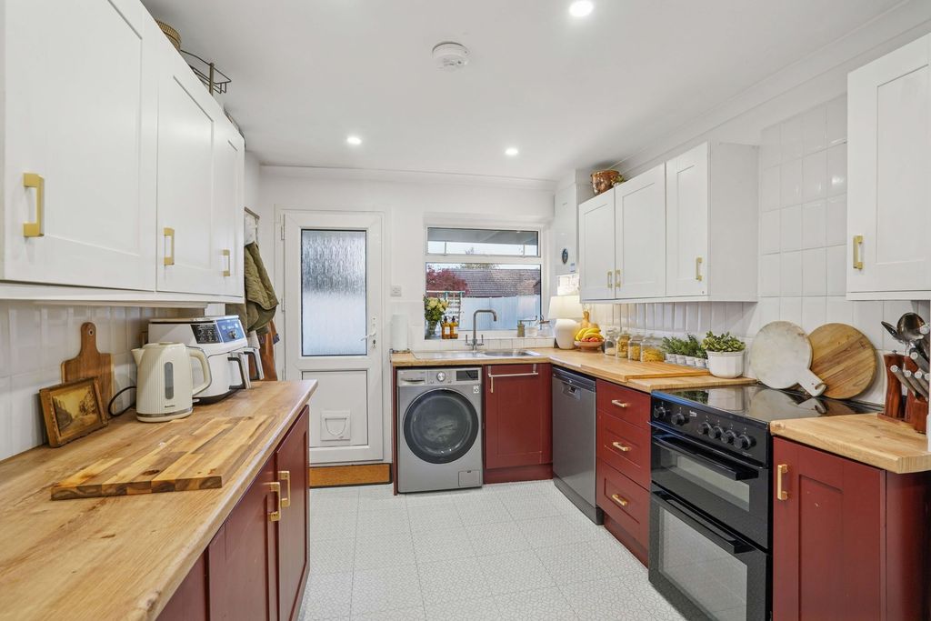 Property photo 3 of 25 Kitchen