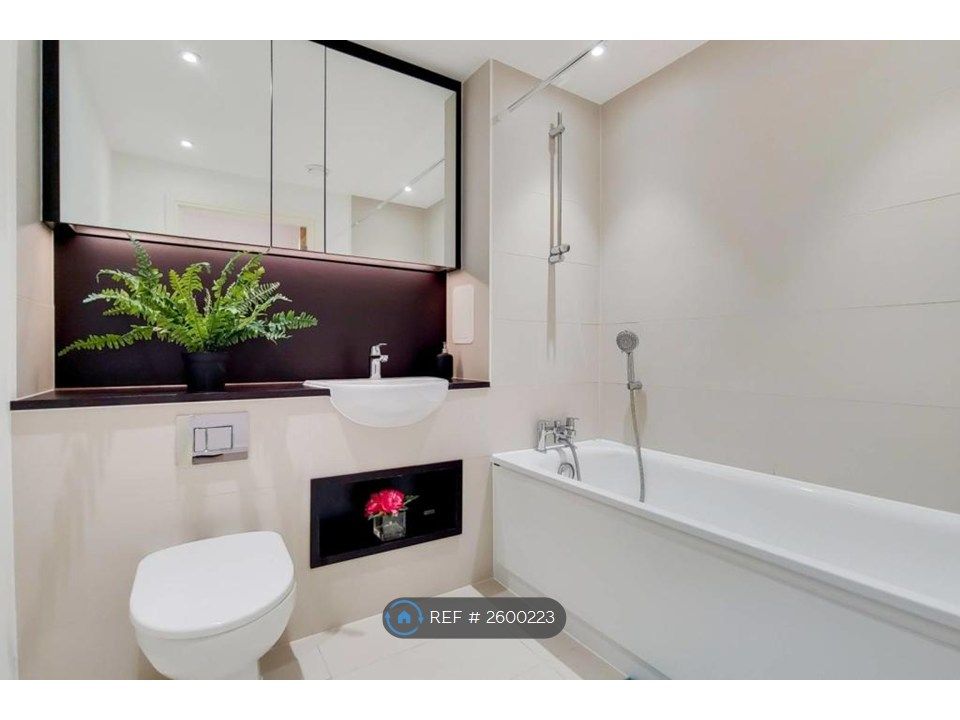 Property photo 3 of 10 Bathroom