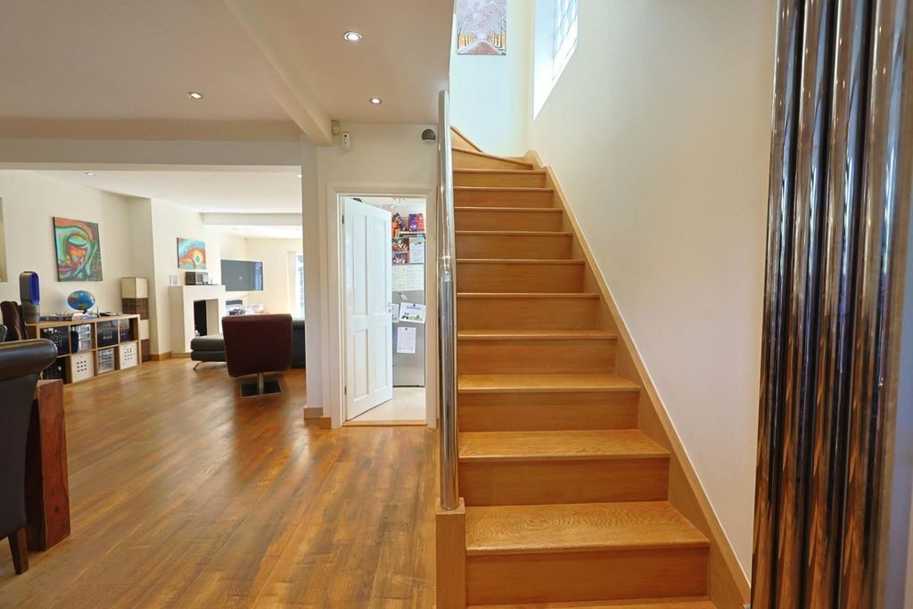 Property photo 2 of 23 4347432