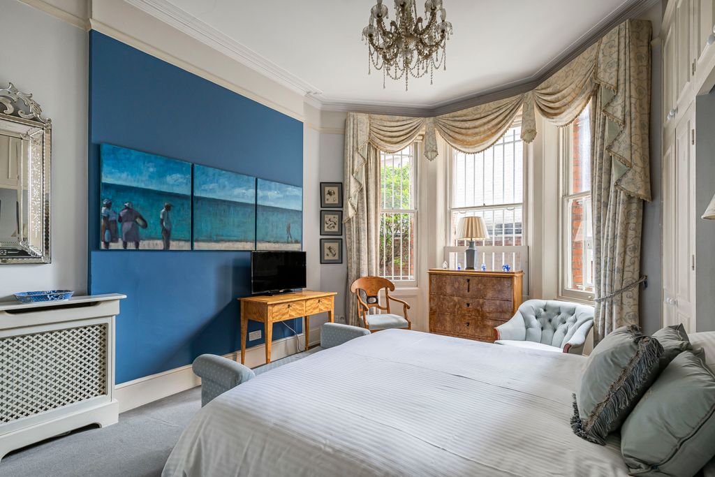 Property photo 3 of 27