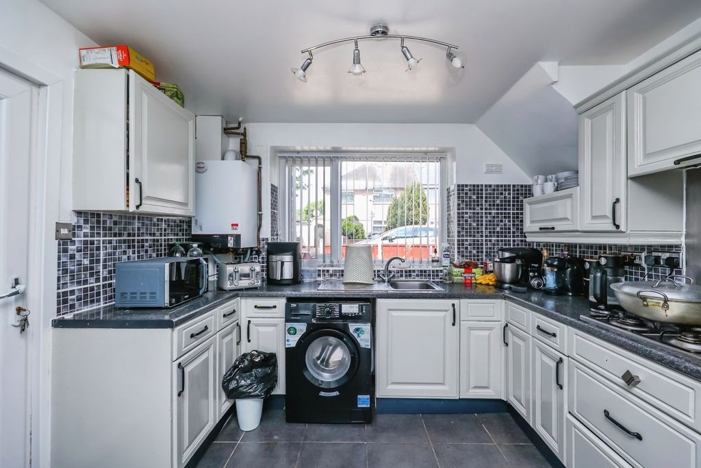 Property photo 2 of 13 Fitted Kitchen