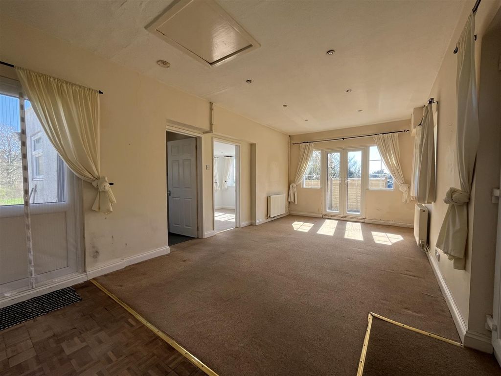 Property photo 2 of 8 Lounge