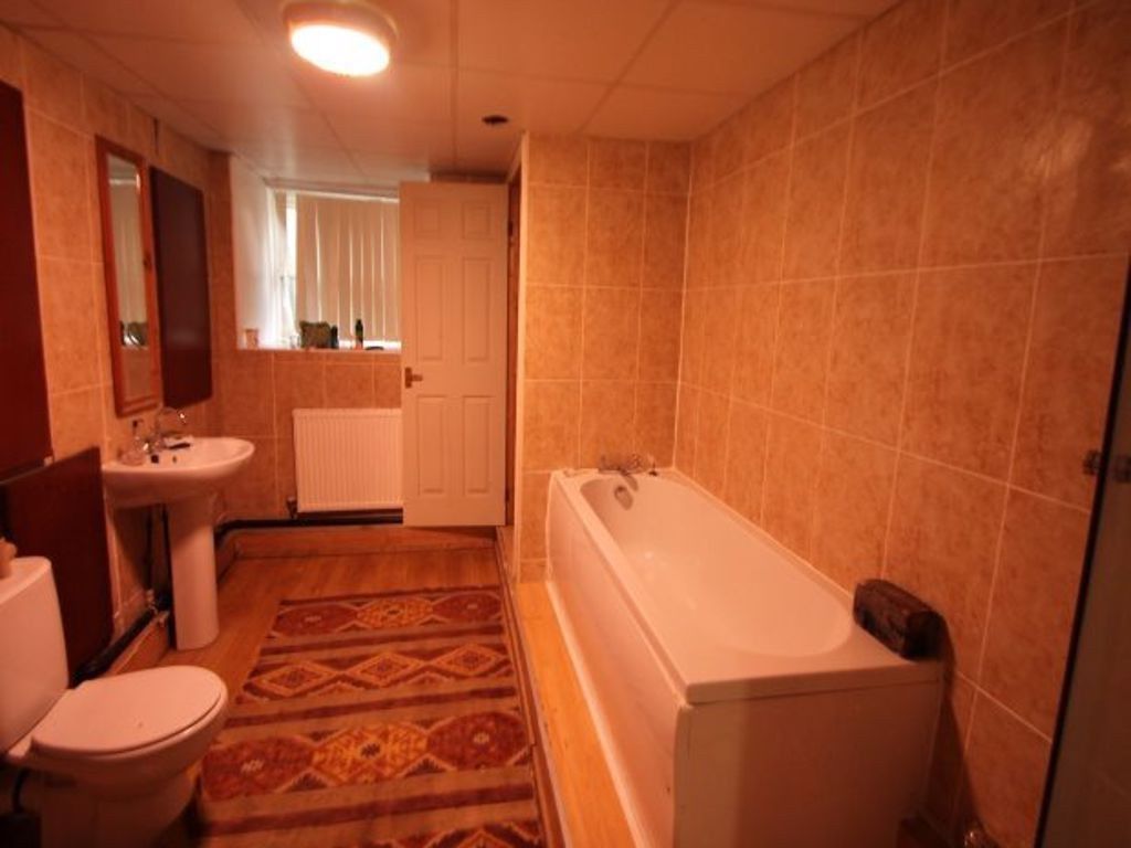 Property photo 1 of 17 A Spacious Bathroom Suite Featuring A Full Bathtub...