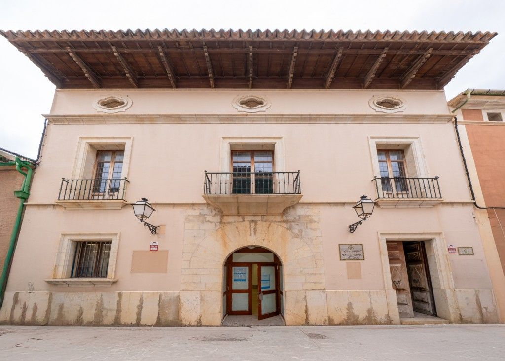 Property photo 3 of 20 Facade