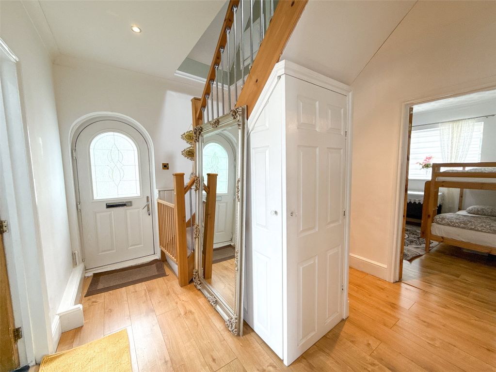 Property photo 3 of 11 Hallway