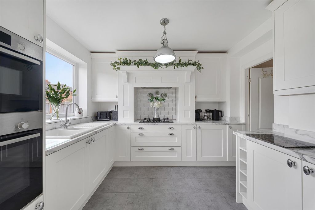 Property photo 3 of 28 140 Rainhill Road-34.Jpg