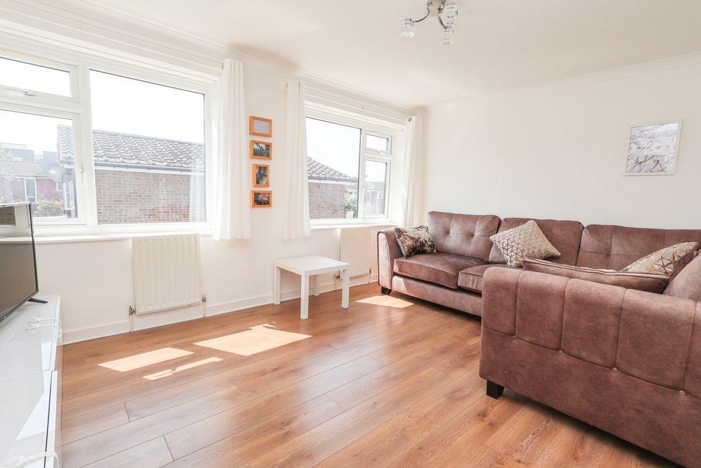Property photo 2 of 11 L
