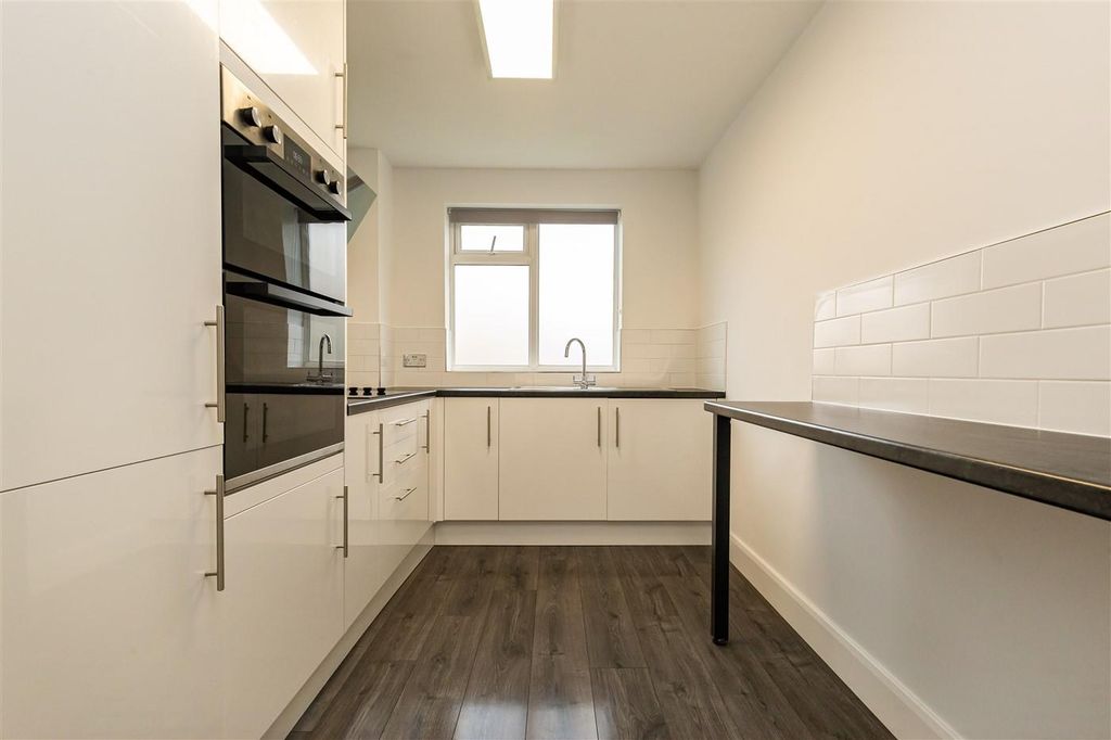 Property photo 2 of 8 Cedar Court 3
