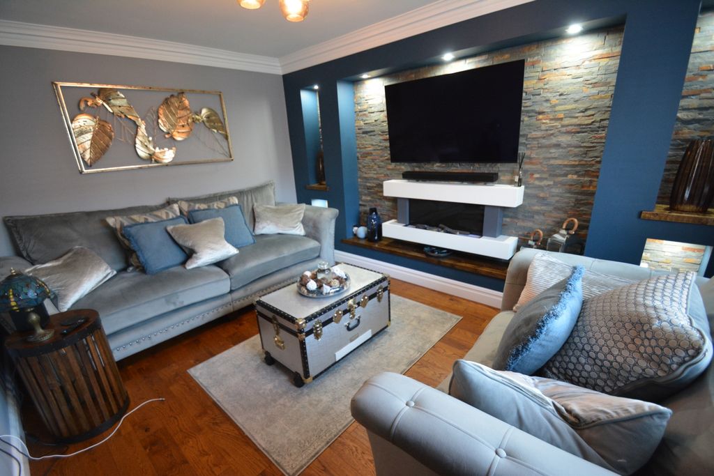Property photo 2 of 15 Lounge