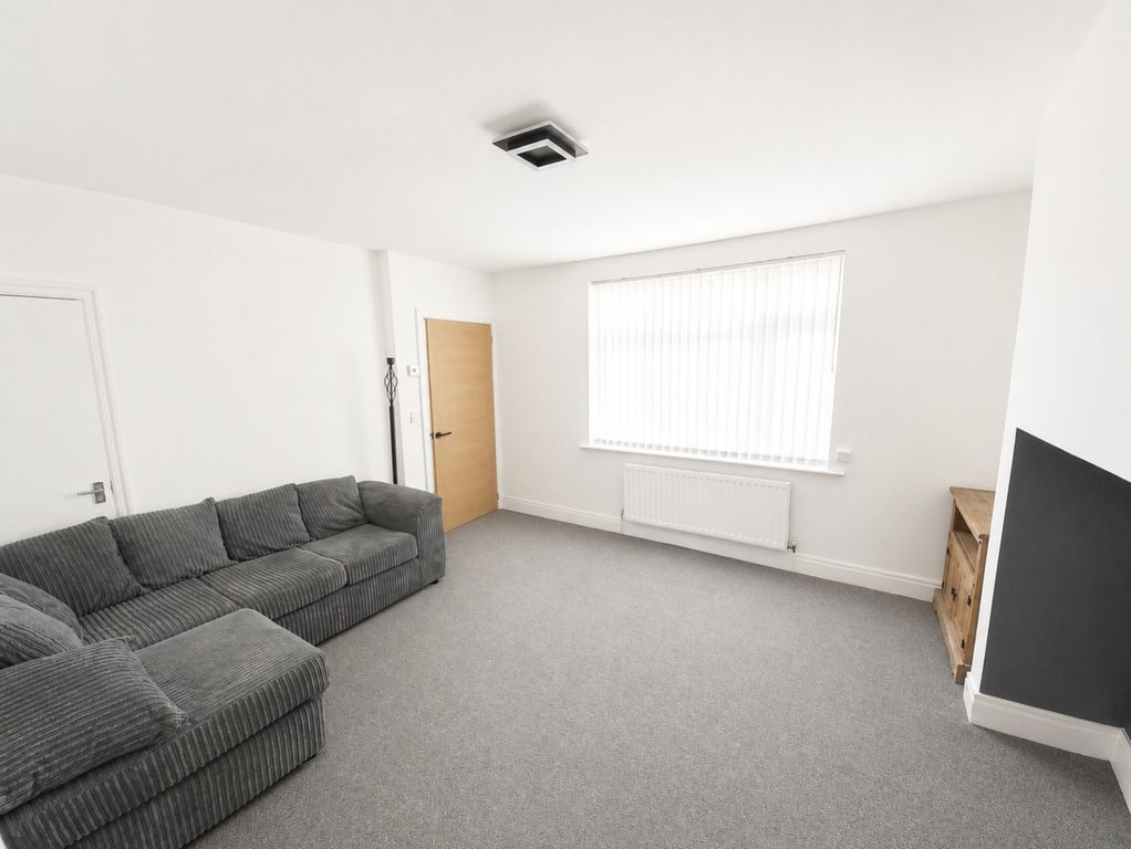Property photo 3 of 15 Lounge2