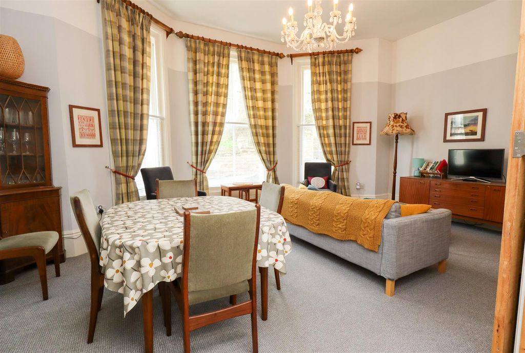 Property photo 3 of 7 Living Room