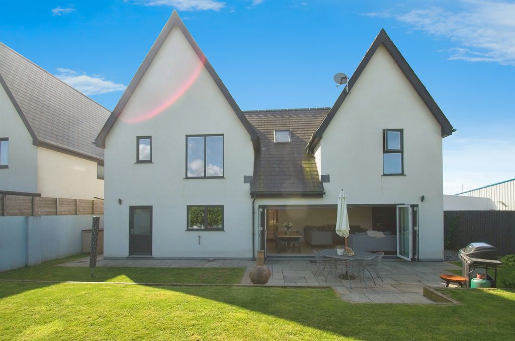 Property photo 2 of 33