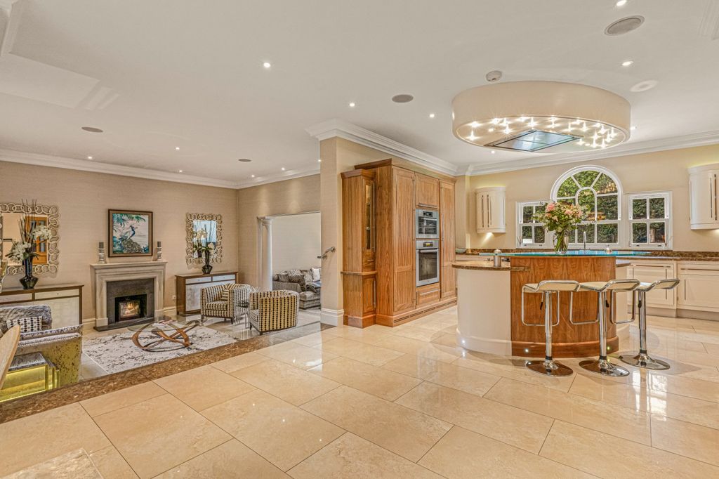 Property photo 3 of 33 Breakfast Rm/Kitchen