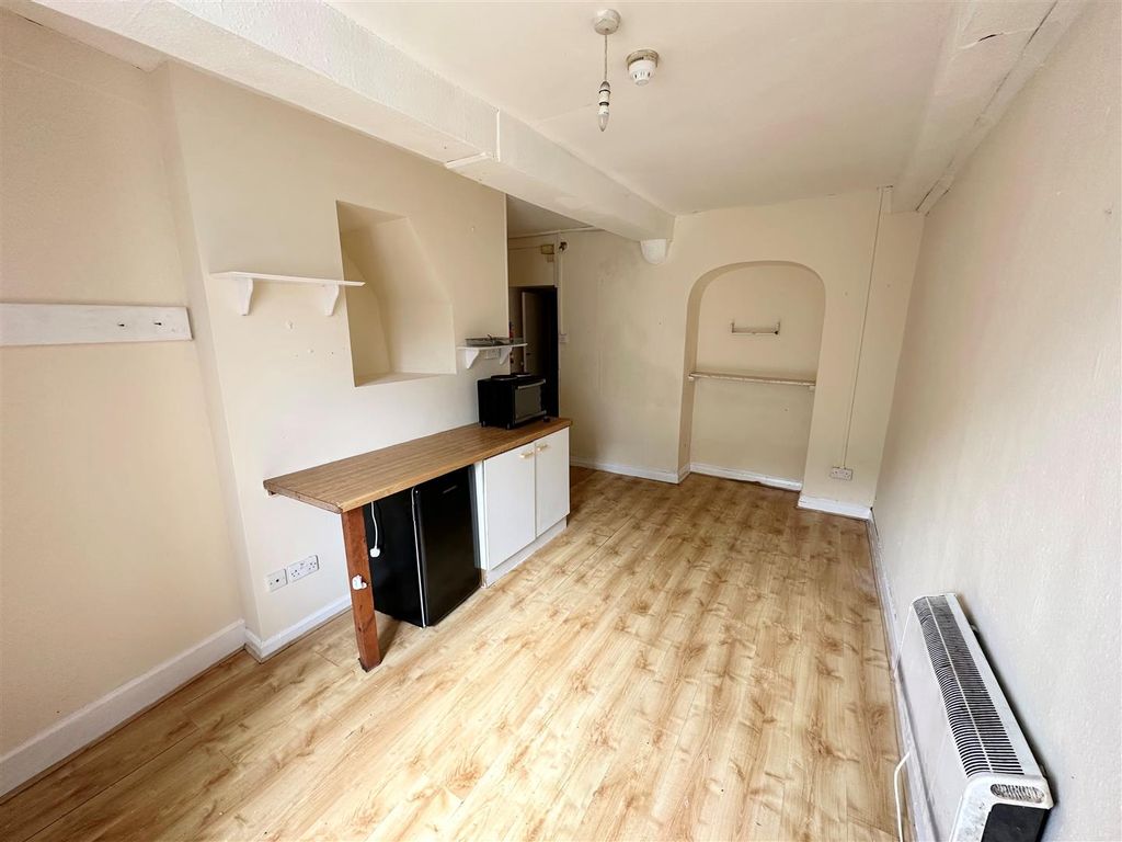 Property photo 2 of 4 Bed-Living.Jpg