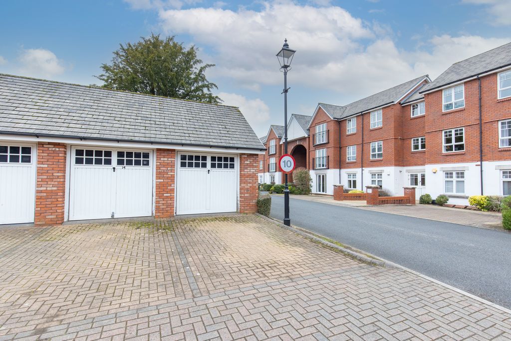 Property photo 2 of 12 Garage And Parking Space