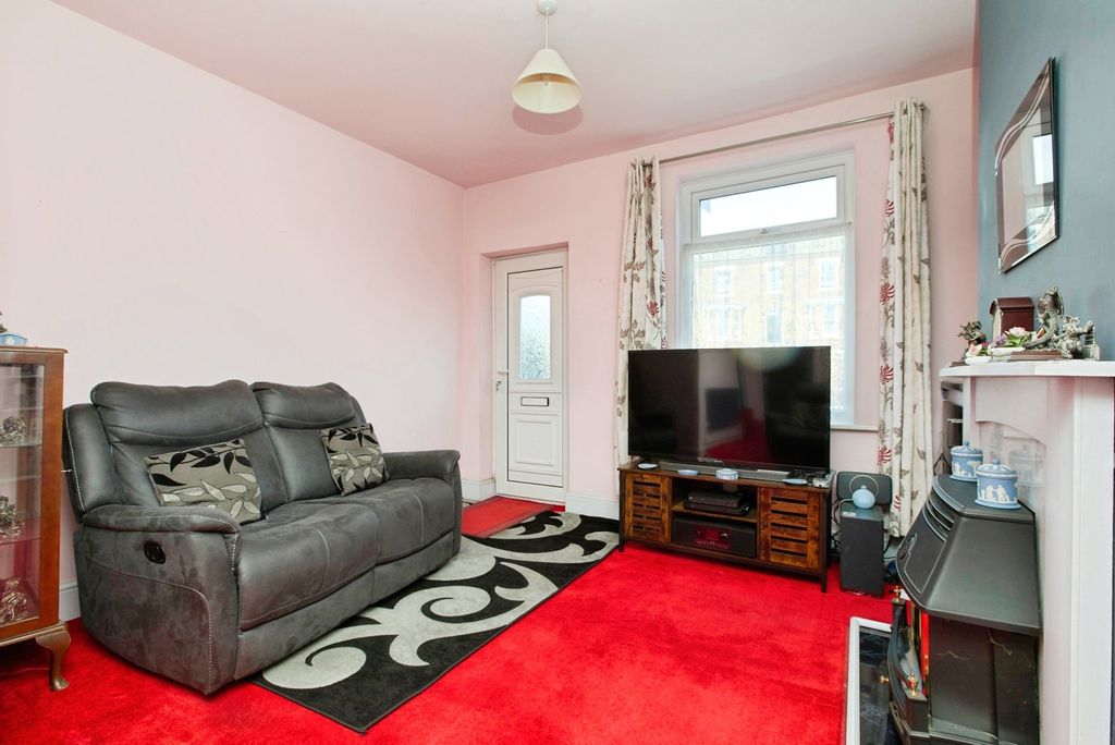 Property photo 2 of 16 Lounge