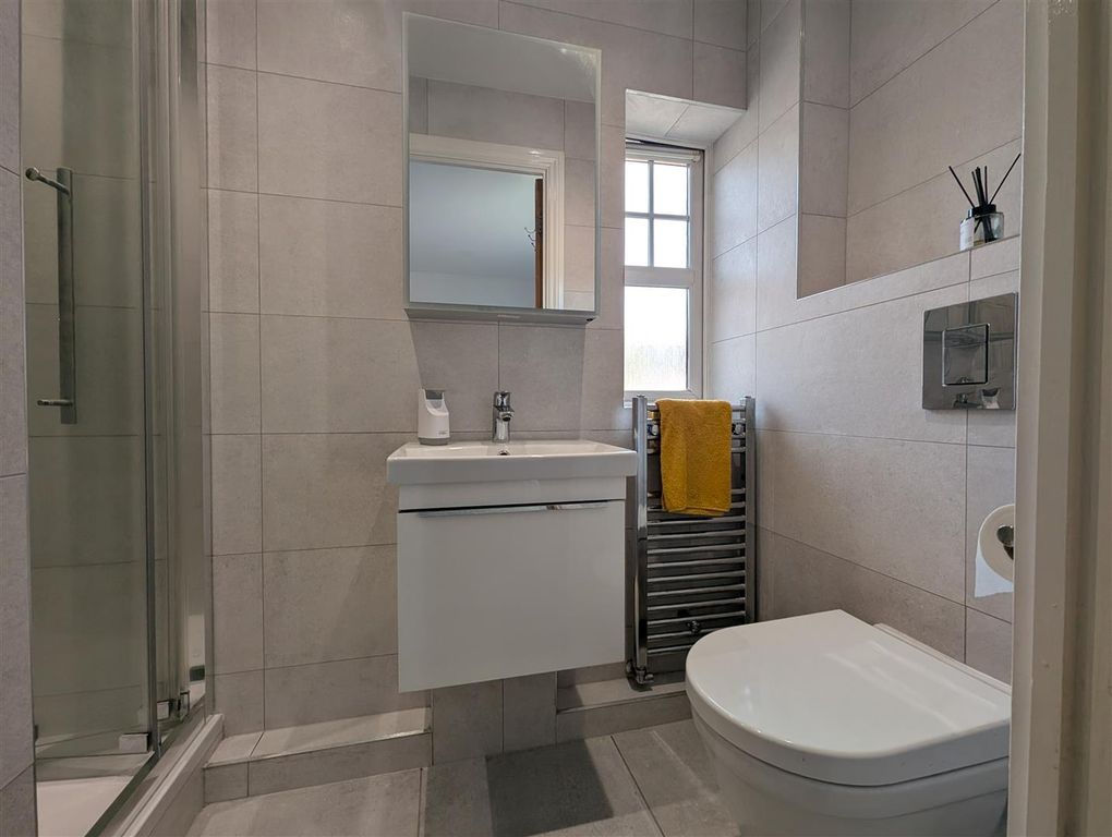 Property photo 2 of 16 En-Suite