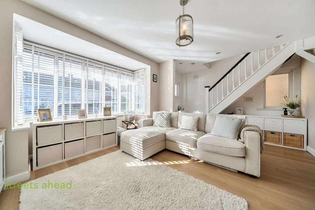 Property photo 3 of 18 8437Bce7-B981-427...