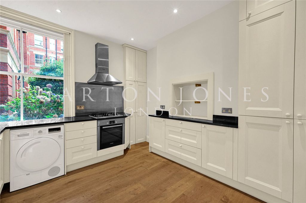 Property photo 3 of 18 Kitchen
