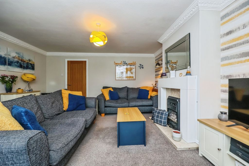 Property photo 2 of 15 Lounge