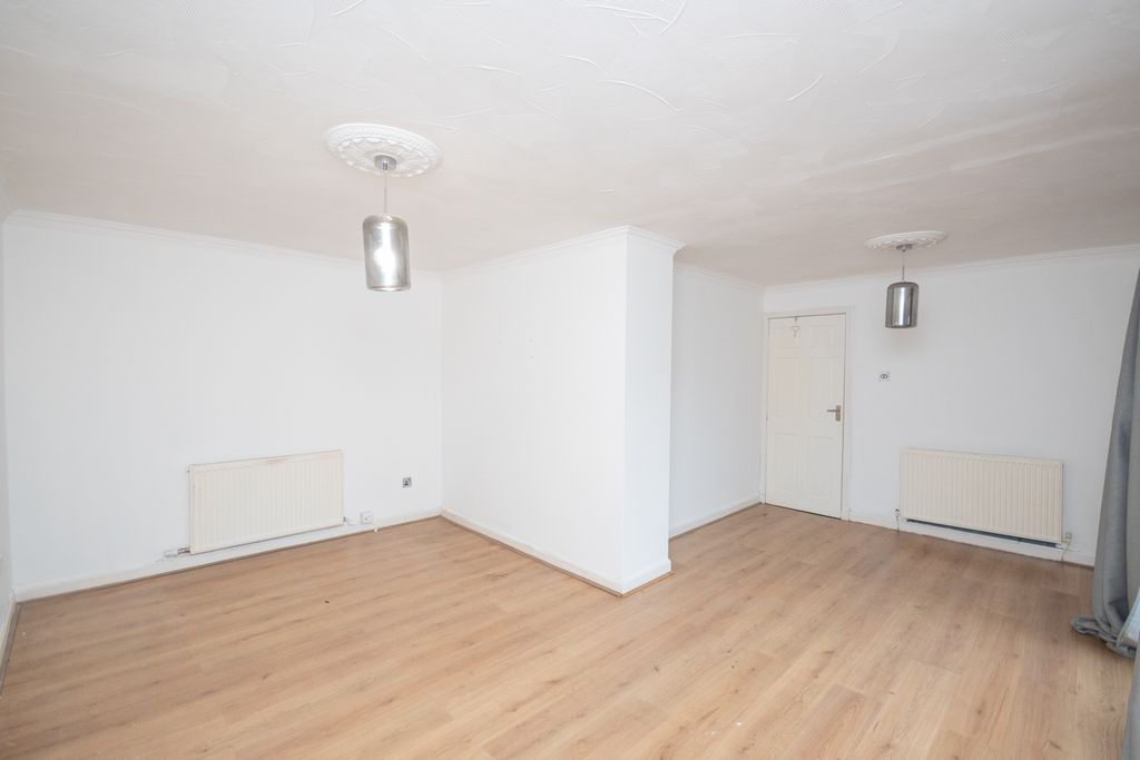 Property photo 3 of 15 Lounge