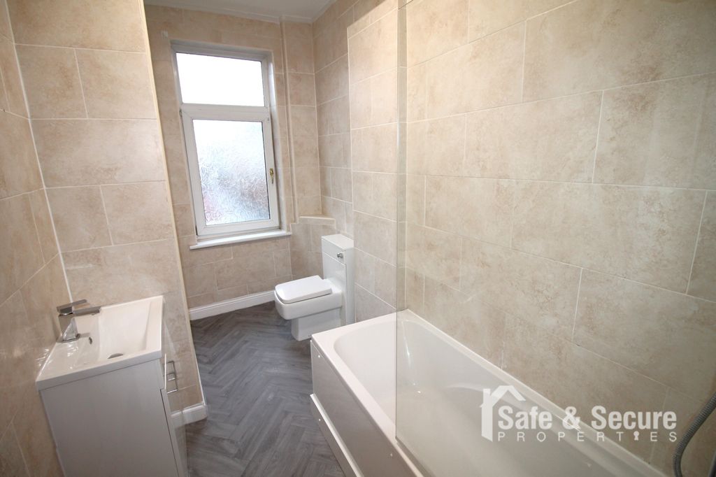 Property photo 3 of 12 Bathroom