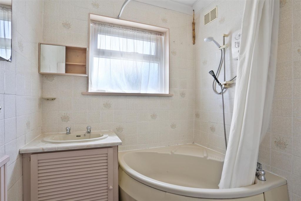Property photo 3 of 24 1720855223 - 51 Waverley Avenue, Sm1 - 17.Jpg