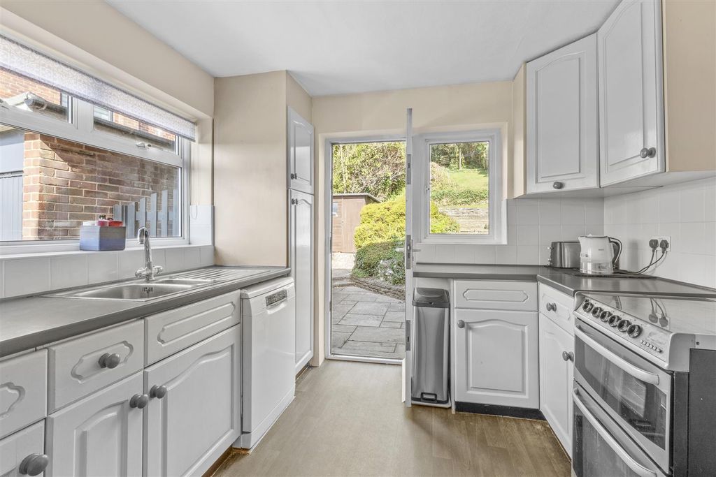 Property photo 2 of 14 10 Merrydown, Hp13 5Nq-6.Jpg