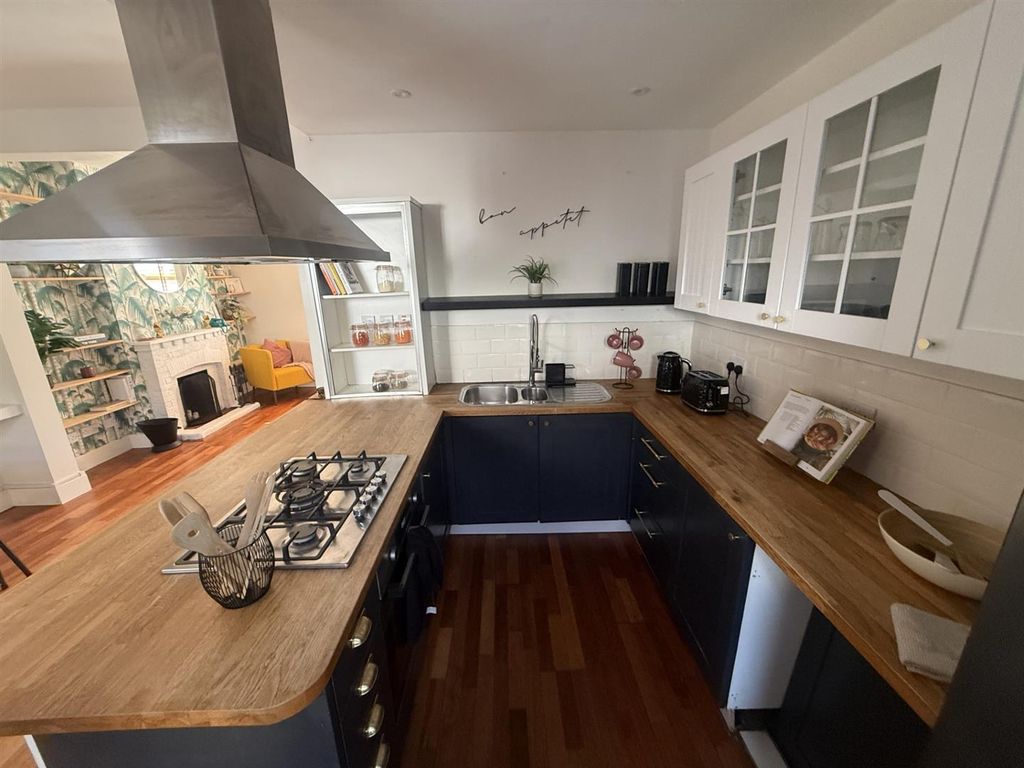 Property photo 3 of 15 01323 438506