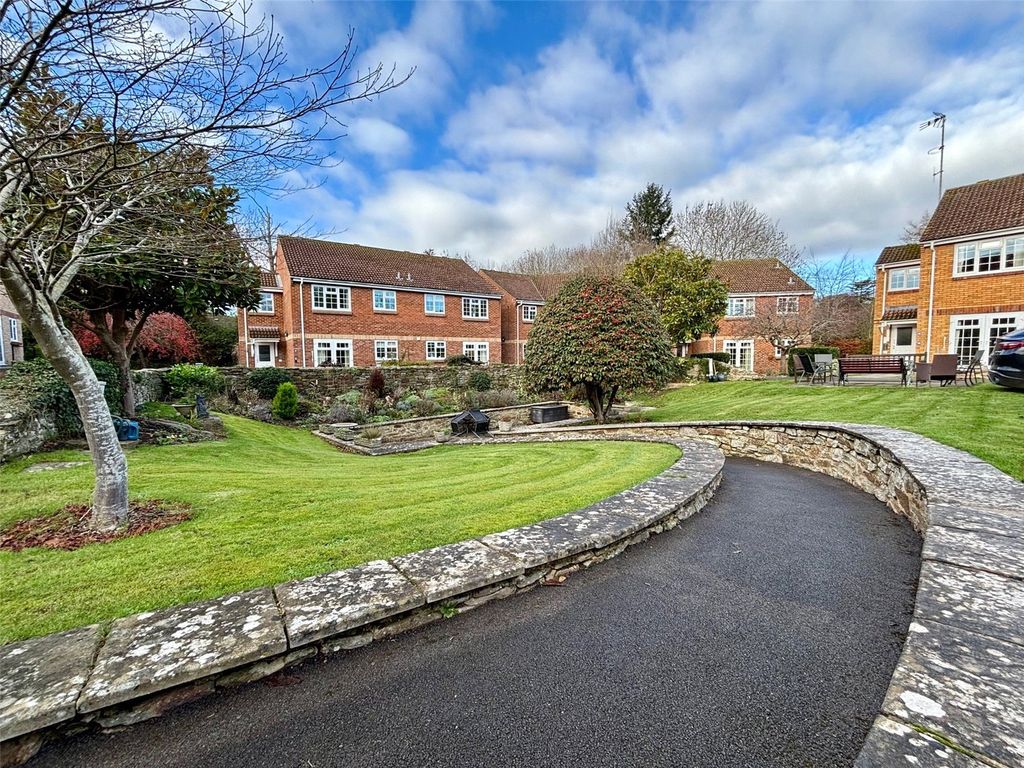 Property photo 2 of 19 Communal Gardens