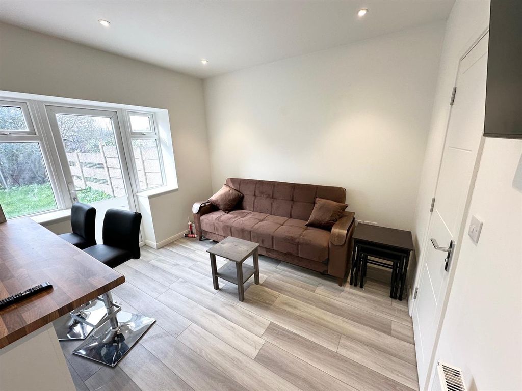 Property photo 3 of 21 Living.Jpg