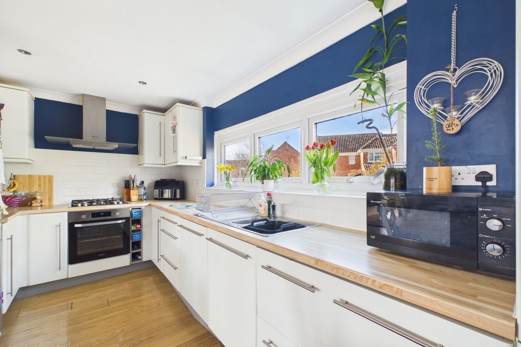 Property photo 2 of 10 Kitchen