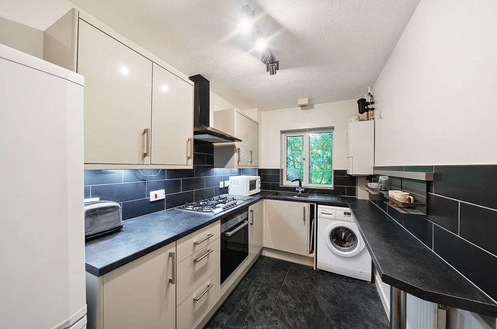 Property photo 3 of 8 1305295-6-683F10F...