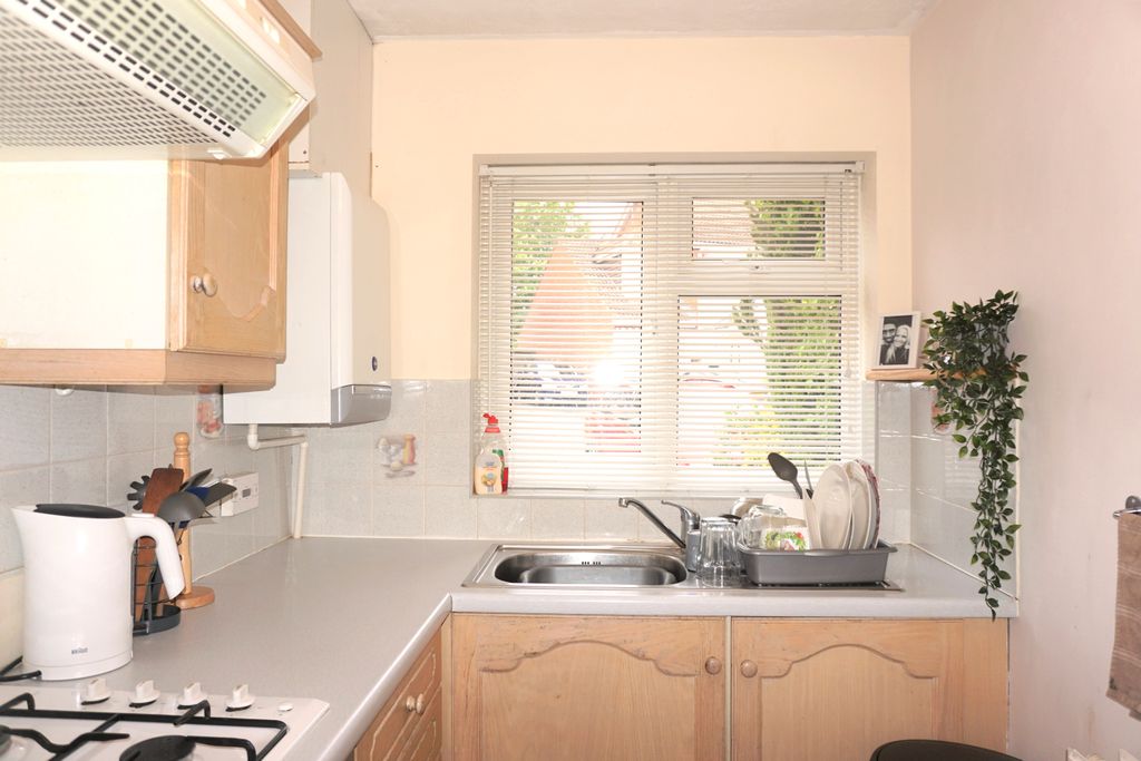 Property photo 3 of 11 Kitchen
