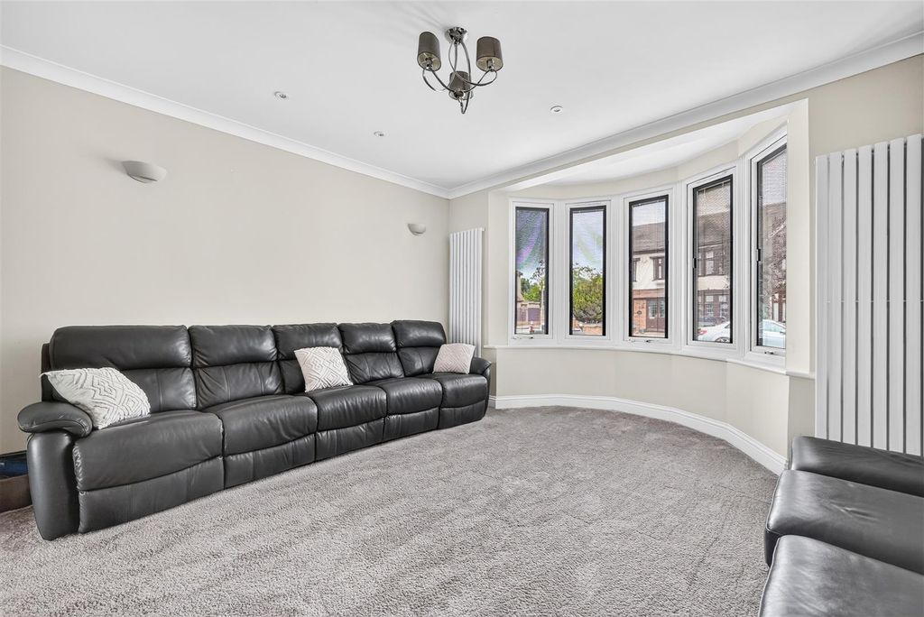 Property photo 3 of 34