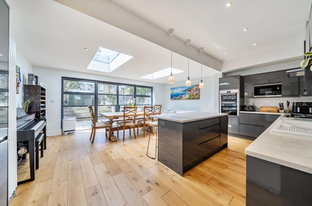 Property photo 3 of 17 Kitchen / Reception2.Jpg