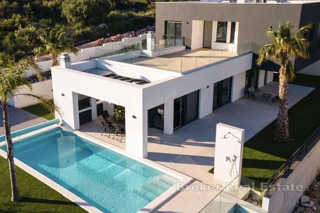 Property photo 1 of 13 Modern Luxury Villa With A Swimming Pool And Jacuzzi