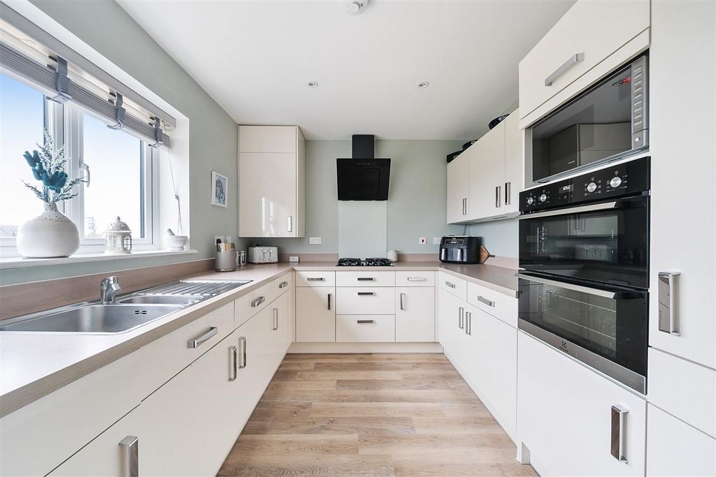 Property photo 3 of 19 Kitchen