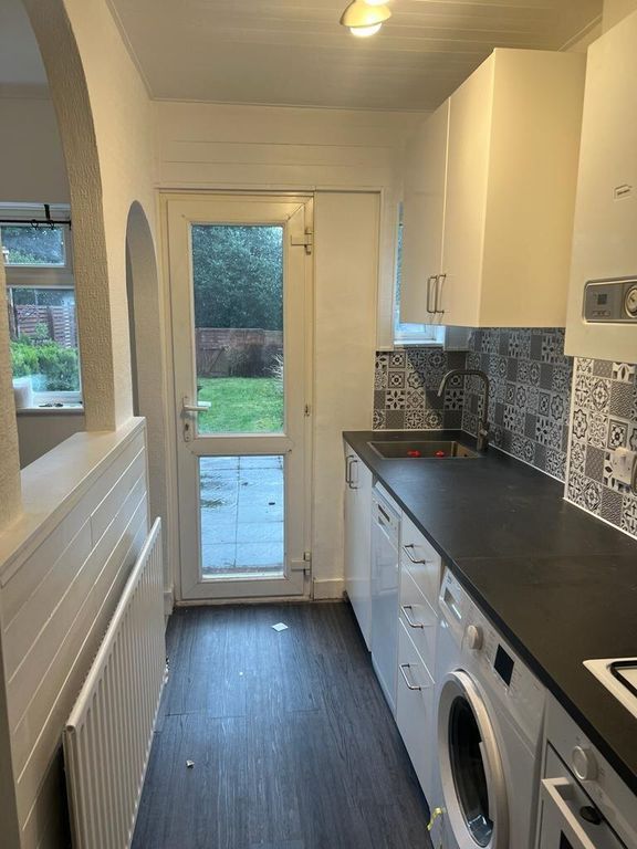 Property photo 3 of 10 Kitchen