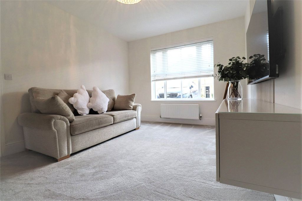 Property photo 3 of 18 Lounge