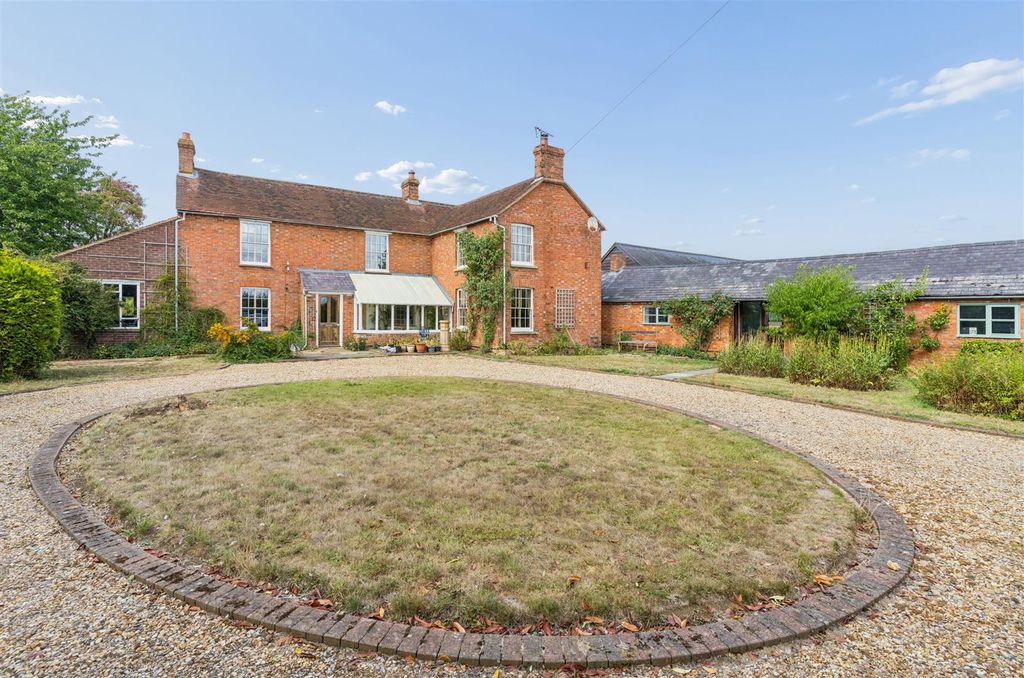 Property photo 1 of 39 Vicarage Farm, Stewkley