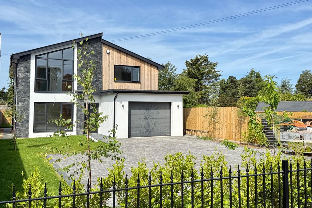 Property photo 1 of 10 4 Bedroom Executive Family Home