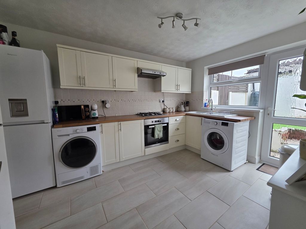 Property photo 2 of 17 Kitchen