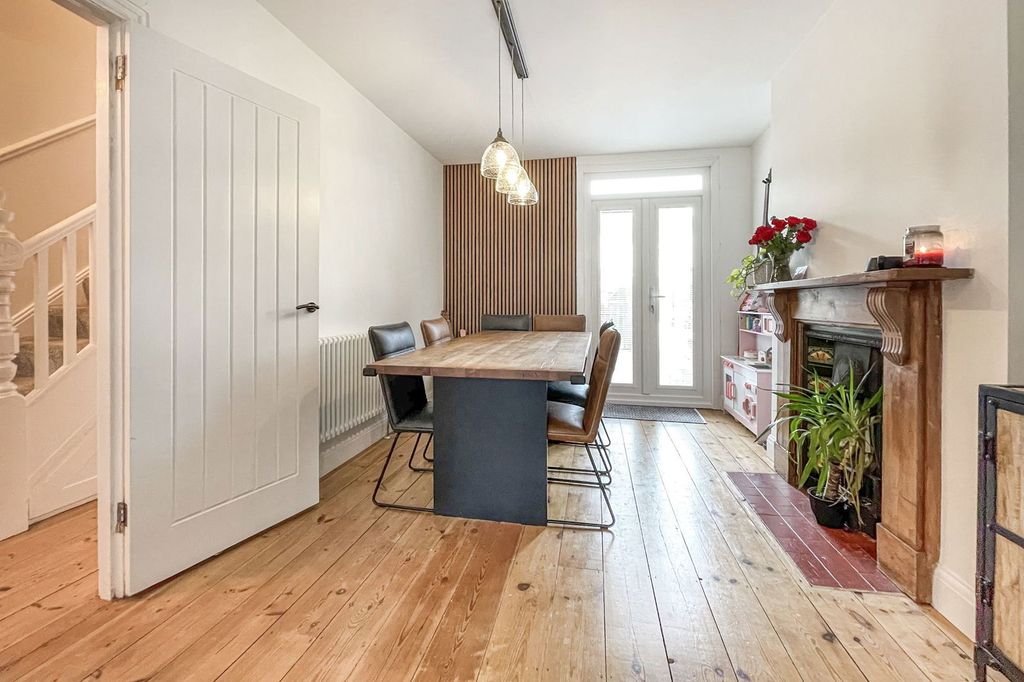 Property photo 3 of 17