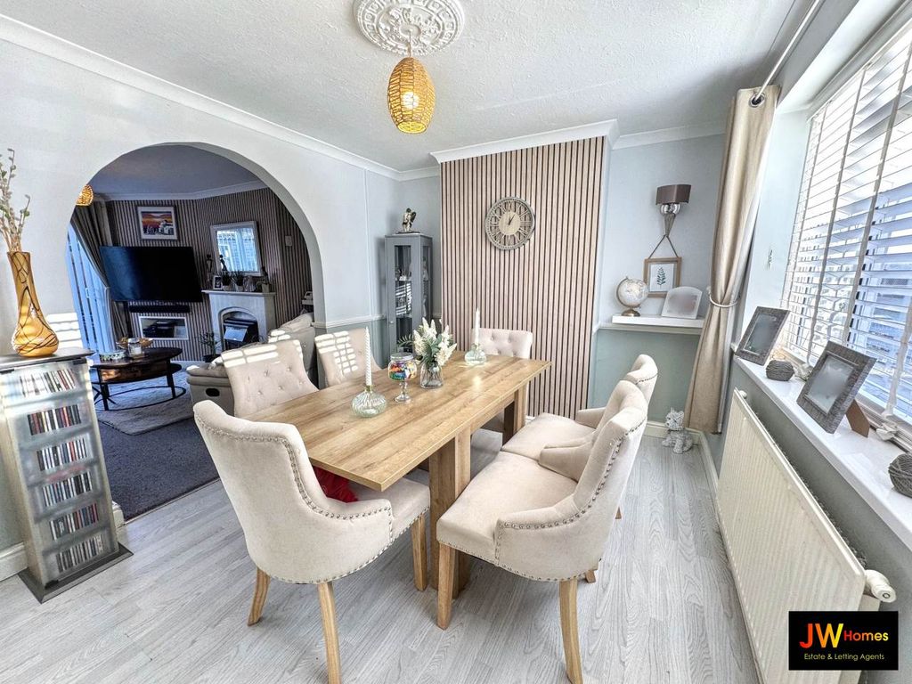 Property photo 3 of 12 Dining Room_Blurred (1)