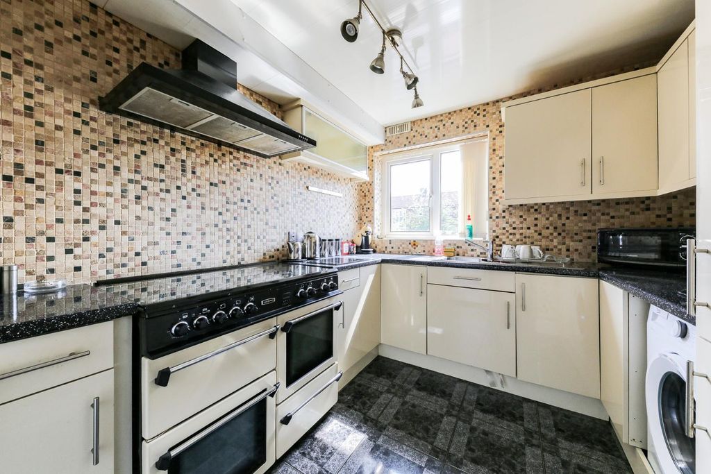 Property photo 3 of 9 Kitchen