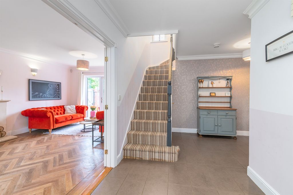 Property photo 2 of 21 Entrance Hall