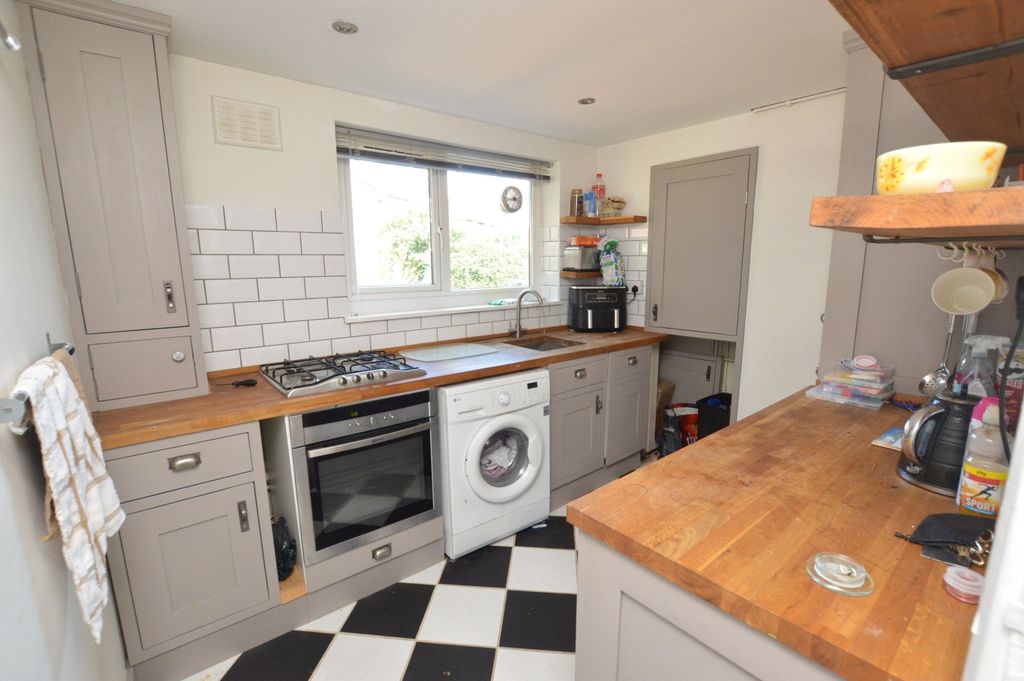 Property photo 2 of 7 Kitchen